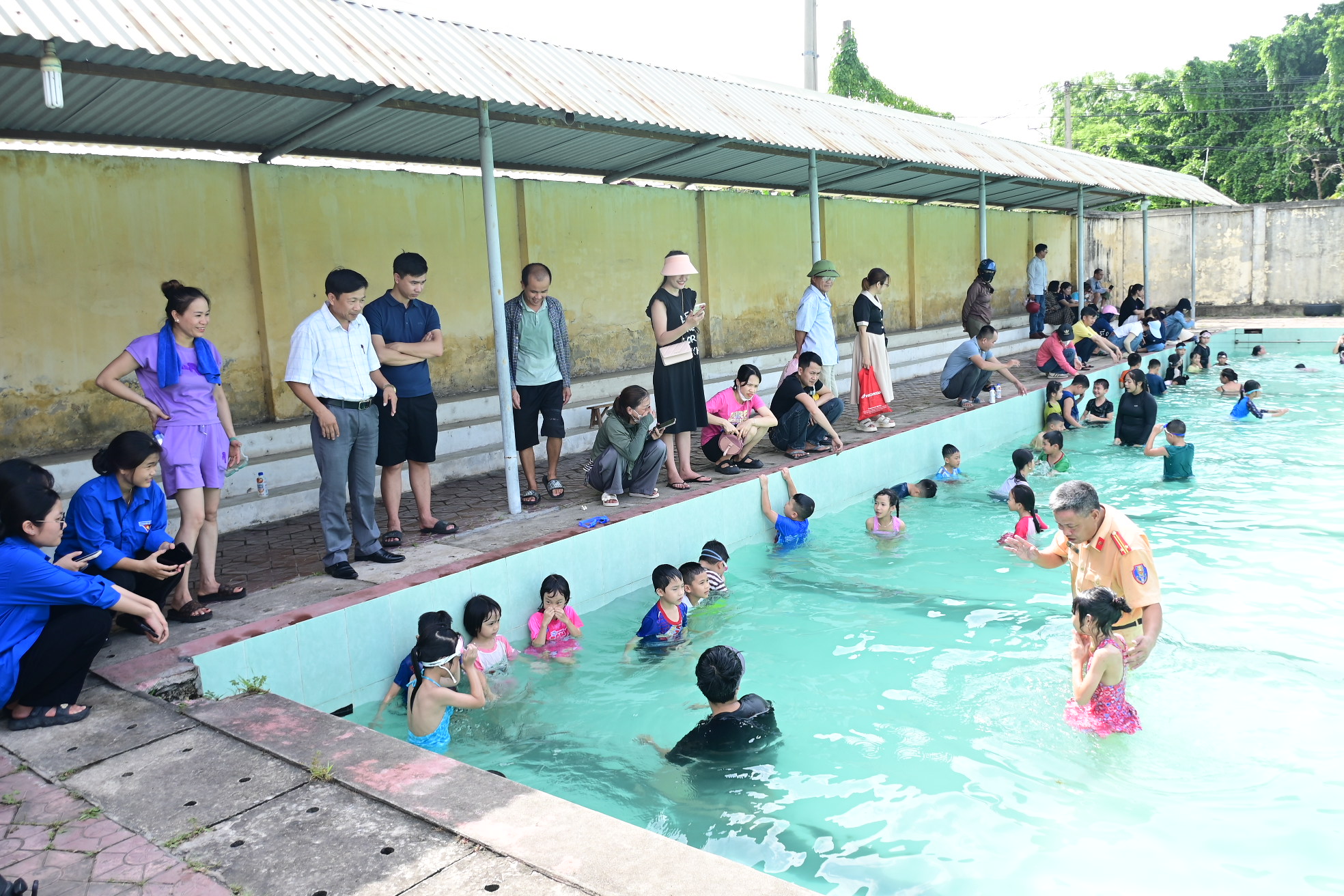 Phòng Cảnh sát Giao thông (Công an thành phố): Dạy bơi, tập huấn kỹ năng phòng, chống đuối nước cho trẻ em có hoàn cảnh khó khăn
